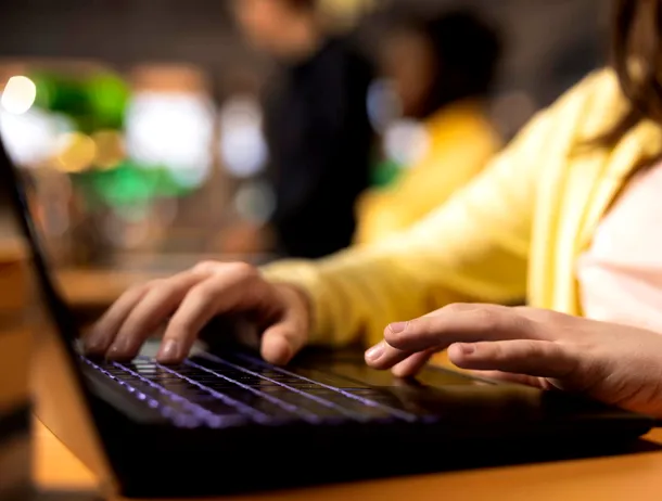 Amazon Web Services oferă studenților, inclusiv români, cursuri gratuite de cloud și AI și vouchere de certificare de 579 de dolari