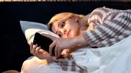 Relațiile de cuplu, afectate grav: De ce a devenit smartphone-ul principalul inamic al intimității în dormitor