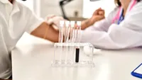 Poate o simplă analiză de sânge să arate cancerul? Ce trebuie să știi despre hemogramă