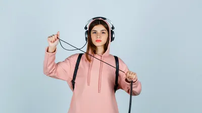 Vânzările de căști cu fir sunt în plină expansiune, deși telefoanele nu mai au mufe dedicate