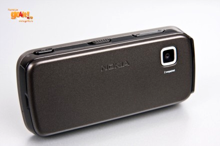 Nokia 5230 - camera de 2 MP şi butoanele laterale