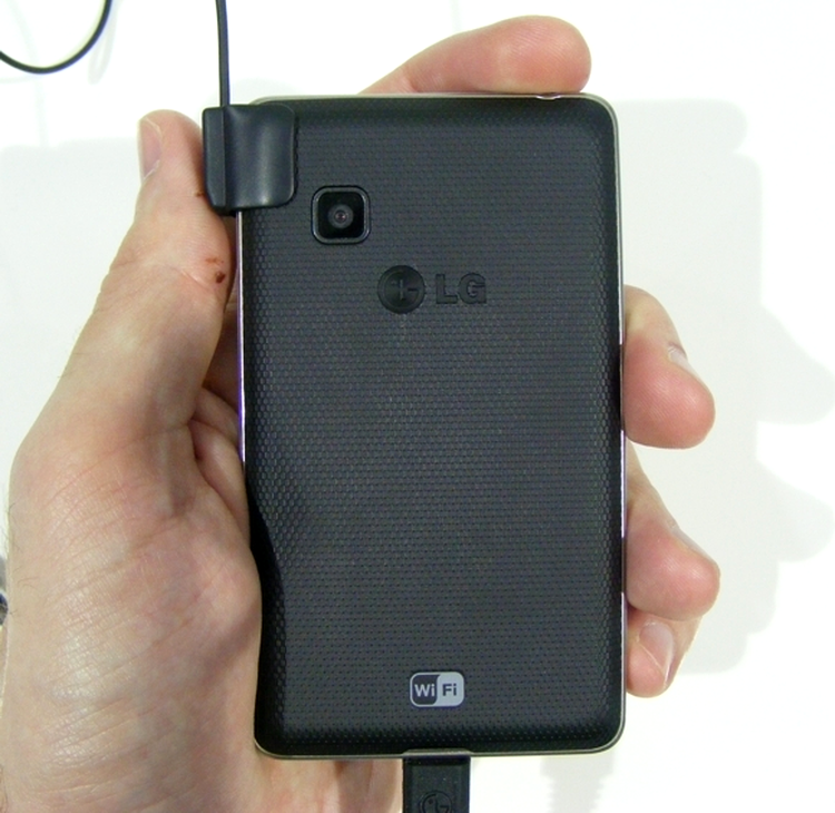 LG T375 - capacul texturat, cu finisaj cauciucat