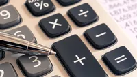 TAXĂ obligatorie pentru toți locuitorii. Se trimite notificare anuală. Penalizare și cost suplimentar dacă NU achiți