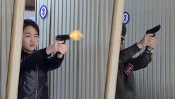 Kim Jong Un și fiica sa de 13 ani, Ju Ae, au testat pistoale la o fabrică de arme