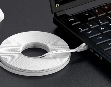 Când și de ce ar trebui să eviți cablurile de internet plate, deși arată bine și sunt practice