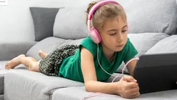 Timpul petrecut în fața ecranului la vârsta de 1 și 6 ani ar putea avea o importanță mai mare decât își dau seama părinții
