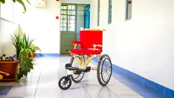 Inovație din bambus în Kenya: Scaune cu rotile ieftine și ușoare pentru copiii cu dizabilități