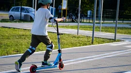 Cum să înveți copilul să meargă pe trotinetă în siguranță? (P)