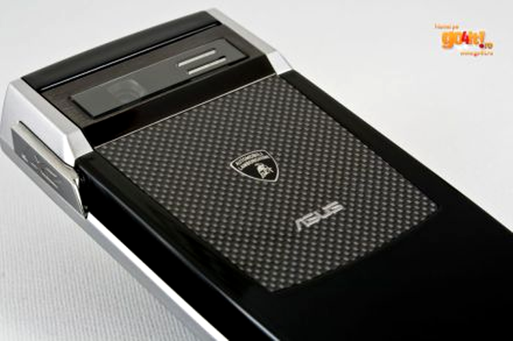 Asus Lamborghini ZX1 – carcasa cu insertii din fibra de carbon
