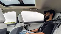 Ți se face rău atunci când călătorești cu mașina electrică? Care este motivul, de fapt
