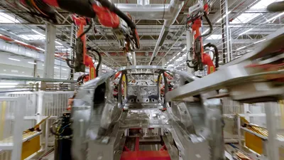 Tesla: tur neconvențional al fabricii de la Berlin, filmat cu o Dronă FPV printre mașinăriile de asamblare. VIDEO