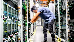 Amazon semnează un acord de miliarde de dolari cu Corning pentru infrastructura AI