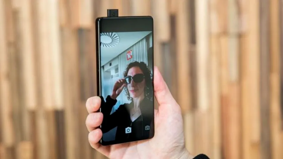 Vivo APEX este un concept de smartphone cu display pe aproape toată partea frontală. Camera pentru selfie-uri este retractabilă