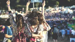Studiu: „Generația căștilor” ajunge tot mai des la medic. Festivalurile pot accelera problemele de auz