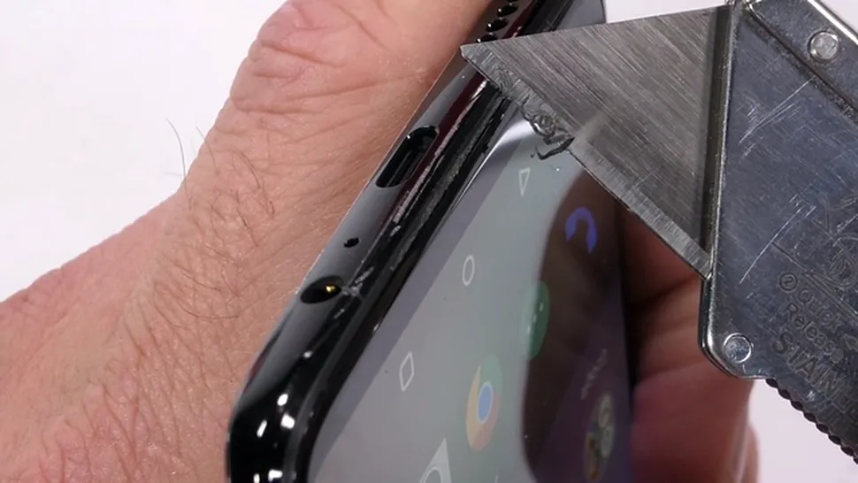 Construcţia din sticlă a lui OnePlus 6 nu afectează prea mult rezistenţa telefonului [VIDEO]