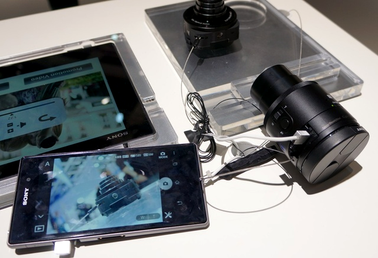 Sony QX100 conectat prin WiFi la Xperia Z1, fotografiază un QX10