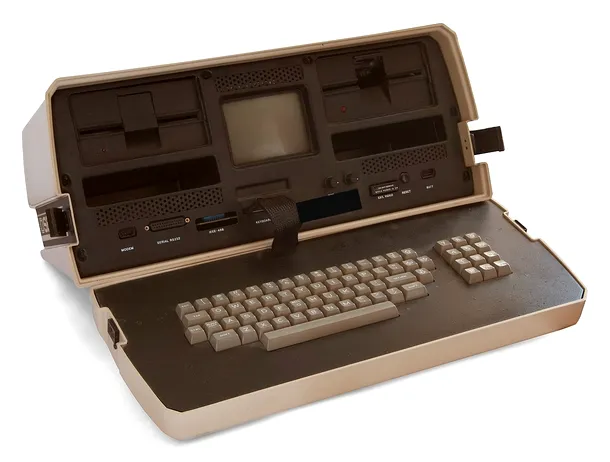 Testează-ți cunoștințele: Cum se numește computerul portabil din imagine?