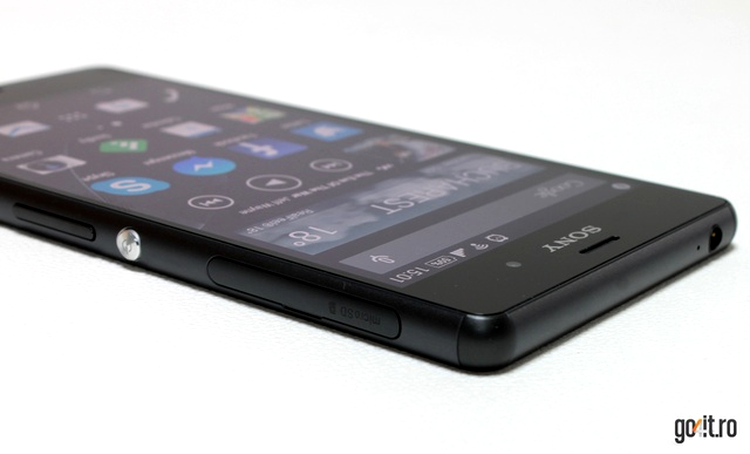 Sony Xperia Z3: o ramă laterală din aluminiu fără tradiţionala inserţie OmniBalance