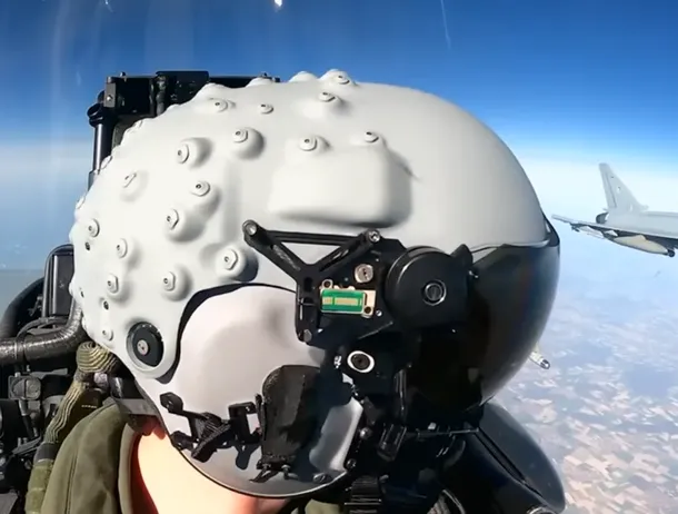 Ce sunt acele „bube” ciudate de pe casca piloților de avioane de vânătoare Eurofighter?