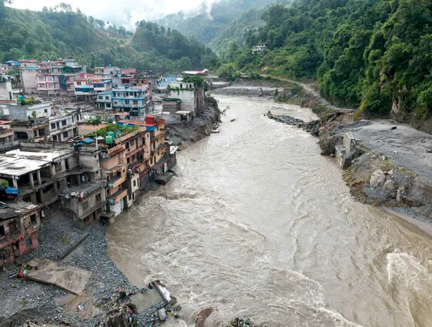 USGS explică modul în care s-au produs inundațiile devastatoare la granița dintre Nepal și Tibet: Peste 160 de morți și sute de dispăruți după o alunecare masivă de ghețar