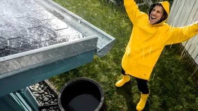 Colectează apa de ploaie și folosește-o în baie și grădină: Sisteme, costuri și montaj - ghid complet 2026