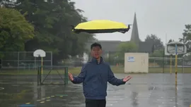 VIDEO | Flying Umbrella 2.0: Umbrela zburătoare care urmărește singură utilizatorul, inventată
