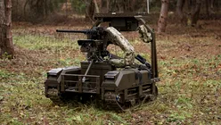 Un robot terestru ucrainean se apără de o dronă aeriană rusă – VIDEO