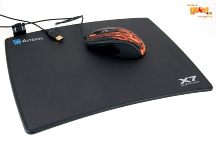 Mouse A4Tech X7 XL-750BF şi mouse pad-ul A4Tech X7-800
