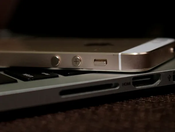 Telefonul vechi din sertar ți-ar putea incendia casa. Cum te asiguri că minimizezi riscul