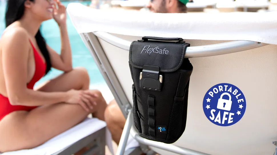 AquaVault este o borsetă cu cifru care îţi permite să îţi păstrezi gadgeturile în siguranţă pe plajă