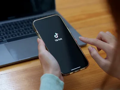 „Medicii” falși generați de IA, care promovează tratamente false pe TikTok, reprezintă un „pericol imens pentru siguranța publică”, avertizează experții