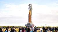 NASA transportă racheta gigantică SLS spre rampa de lansare, înainte de misiunea Artemis II