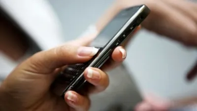 Lumea evoluează: peste 50% dintre telefoanele vândute în 2013 sunt smartphone
