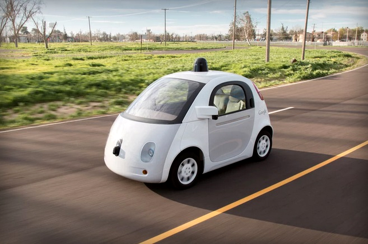 Maşina fără şofer şi fără volan creată de Google, testată pe drumurile publice din această vară