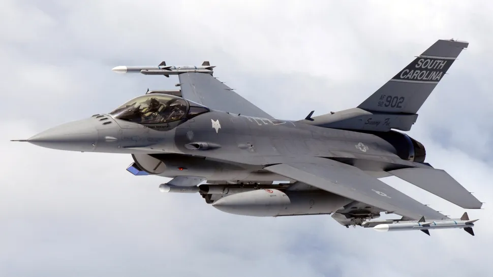 Armata americană a permis inteligenței artificiale să controleze un avion de vânătoare simulând lupte aeriene