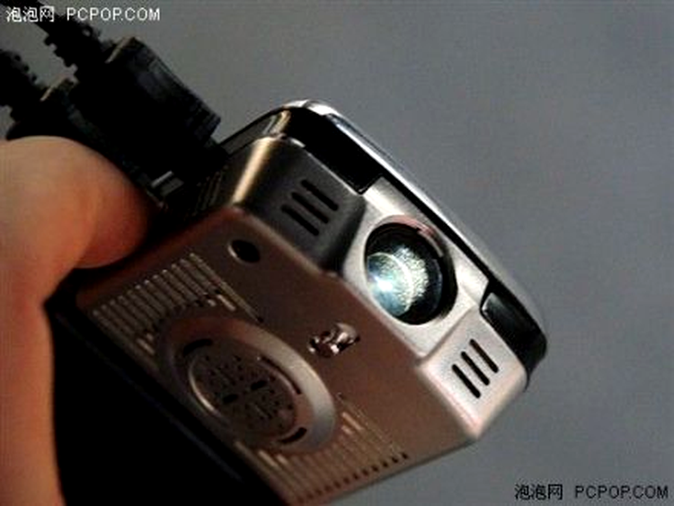 Primul telefon cu proiector încorporat vine din China