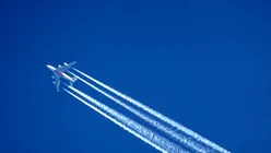 Inteligența artificială ar putea ajuta avioanele să evite emiterea urmelor albe pe cer