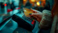 Restricții bancare. Acești români de peste hotare trebuie să scoată numerar din timp. Vor fi limitate plățile cu cardul