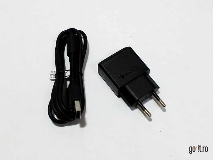 Sony Xperia L - adaptorul AC şi cablul microUSB