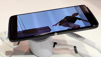 Alcatel dezvăluie noua serie Idol 4 şi Idol 4S de telefoane cu Android, livrate cu ochelari VR ca accesoriu gratuit