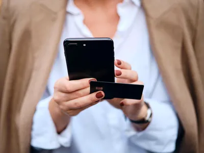 Românii vor folosi un portofel digital bazat pe codul Germaniei, însă activiștii avertizează asupra riscurilor de securitate