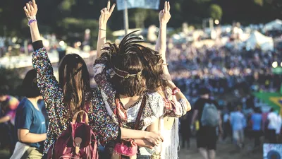 Studiu: „Generația căștilor” ajunge tot mai des la medic. Festivalurile pot accelera problemele de auz