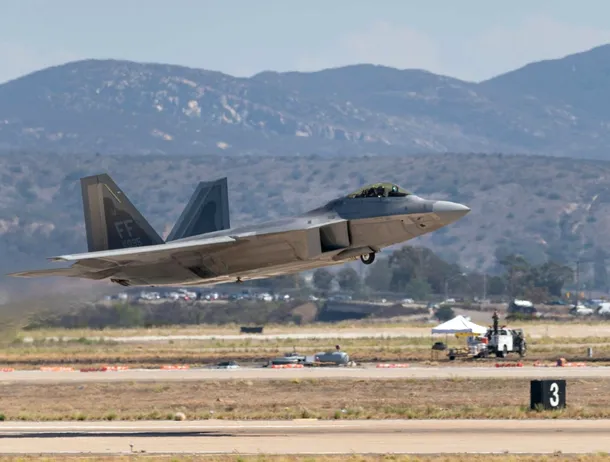 Cel mai temut avion de vânătoare din lume va zbura până în 2060. Ce upgrade-uri a primit F-22 Raptor?