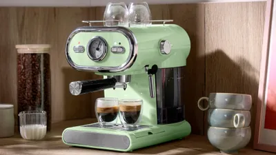 Lidl include în ofertă espressorul manual Silvercrest cu design retro. Preț special pentru utilizatorii aplicației Lidl Plus
