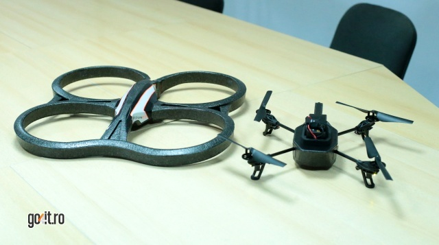 Parrot AR.Drone 2.0 cântăreşte mai puţin de 1 kg, dar are tehnică de înregistrare video