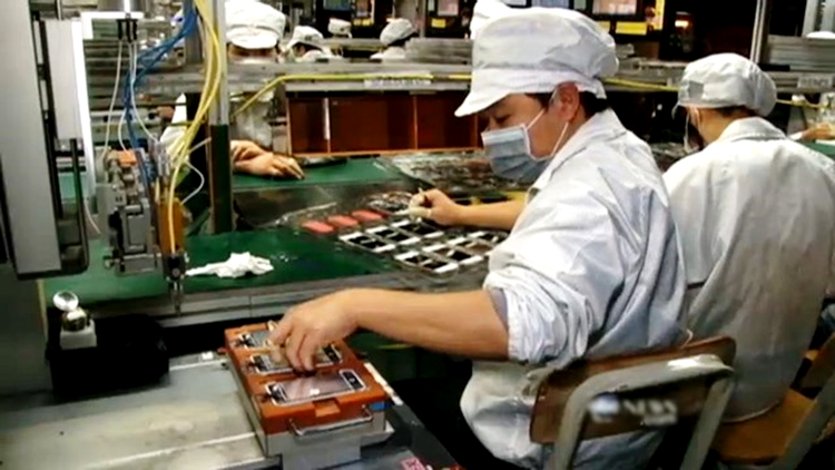 Foxconn îşi utilează fabricile cu 10.000 de roboţi, folosiţi la asamblarea telefoanelor iPhone