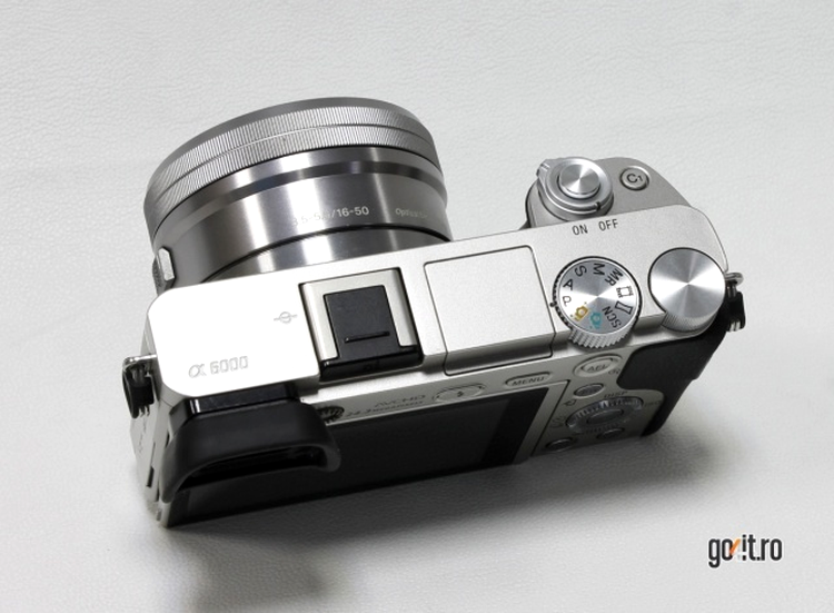 Sony a6000 - body-ul este puţin mai gros faţă de cel am modelului anterior