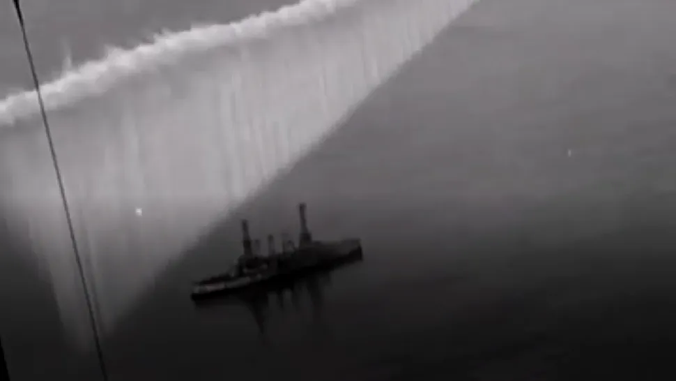 VIDEO: Momentul incredibil când o navă de război dispare după o cortină de fum lăsată de un avion