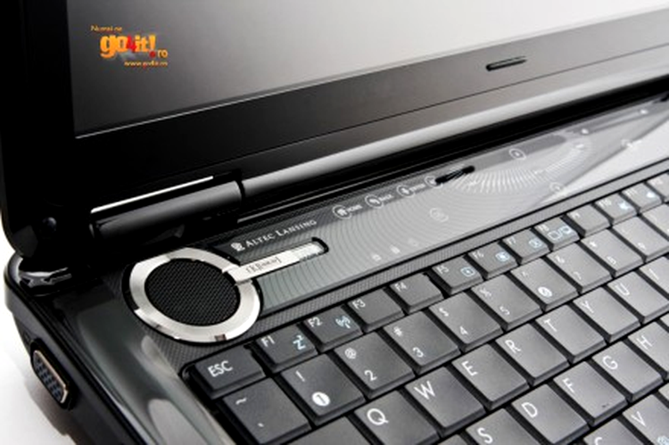 Unul din difuzoarele Altec Lansing ale portabilului