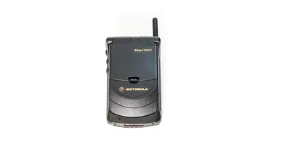 În 1996 era lansat Motorola StarTAC, primul telefon cu clapetă, la prețul unui smartphone pliabil de azi